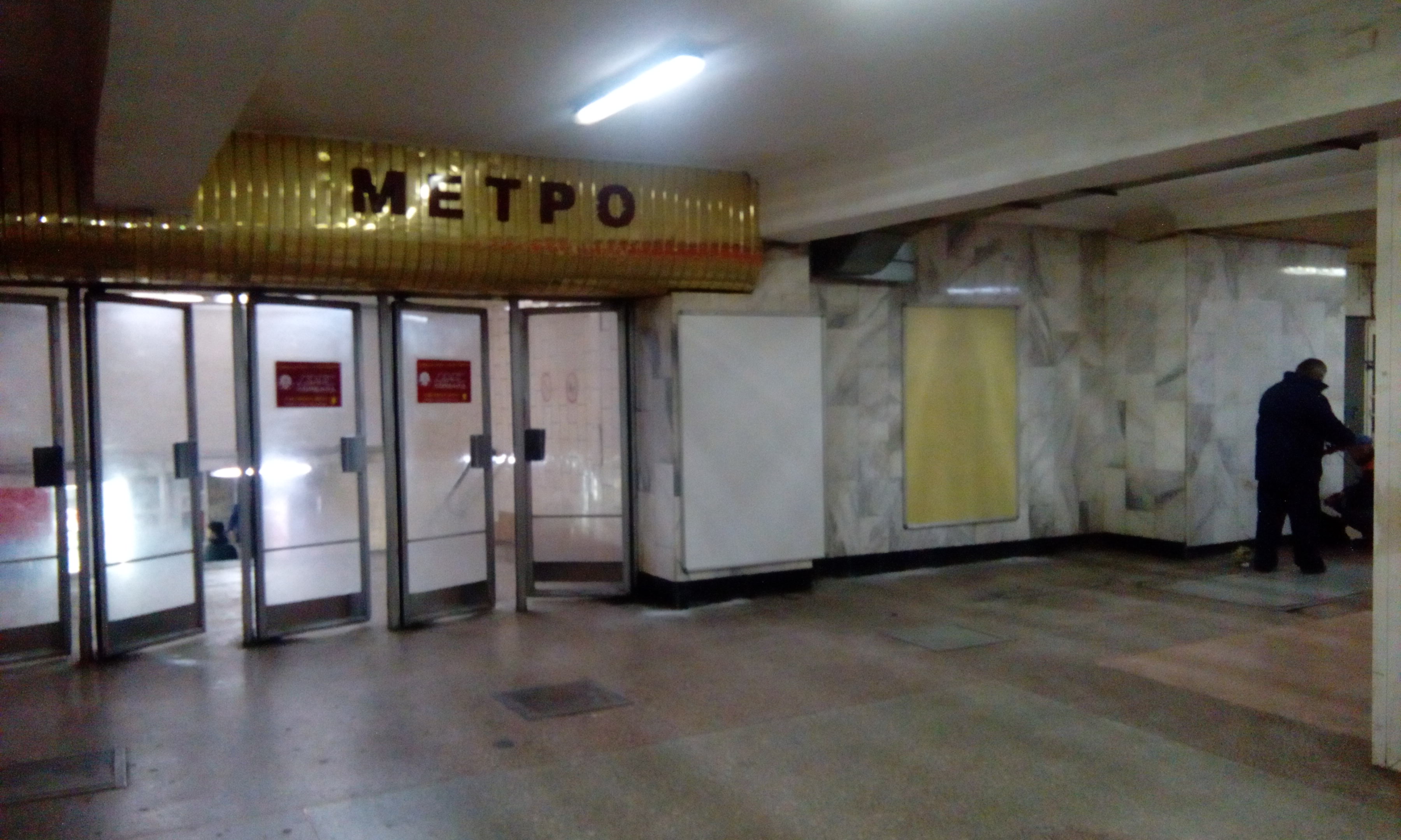 размещение рекламы на рамках вход в метро с северного тоннеля