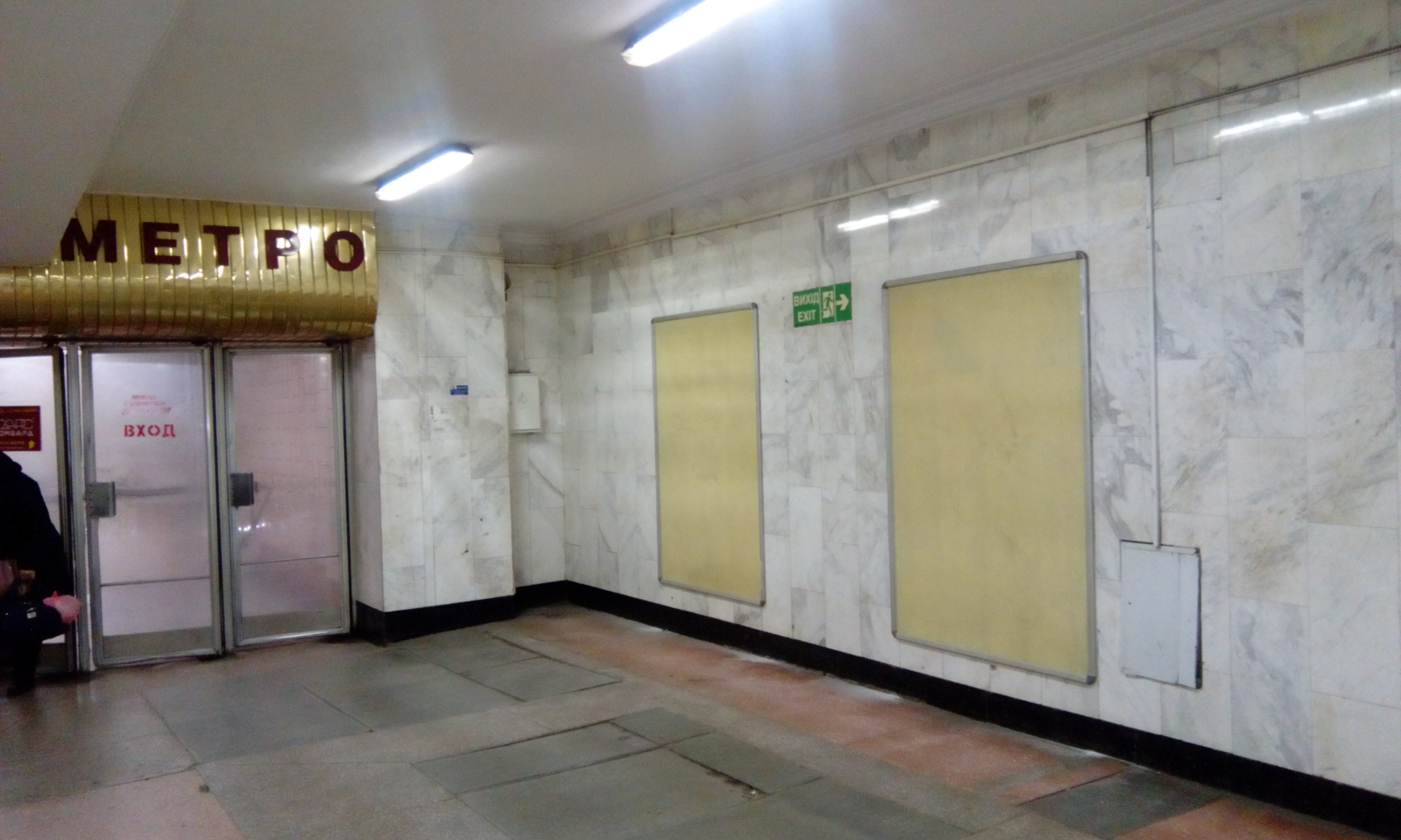 размещение рекламы на рамках вход в метро южный тоннель